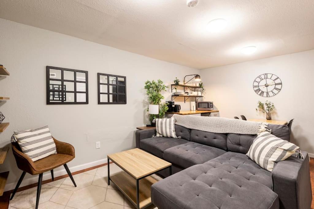 Adorable 2-Bedroom Modern Basement Denver Luaran gambar