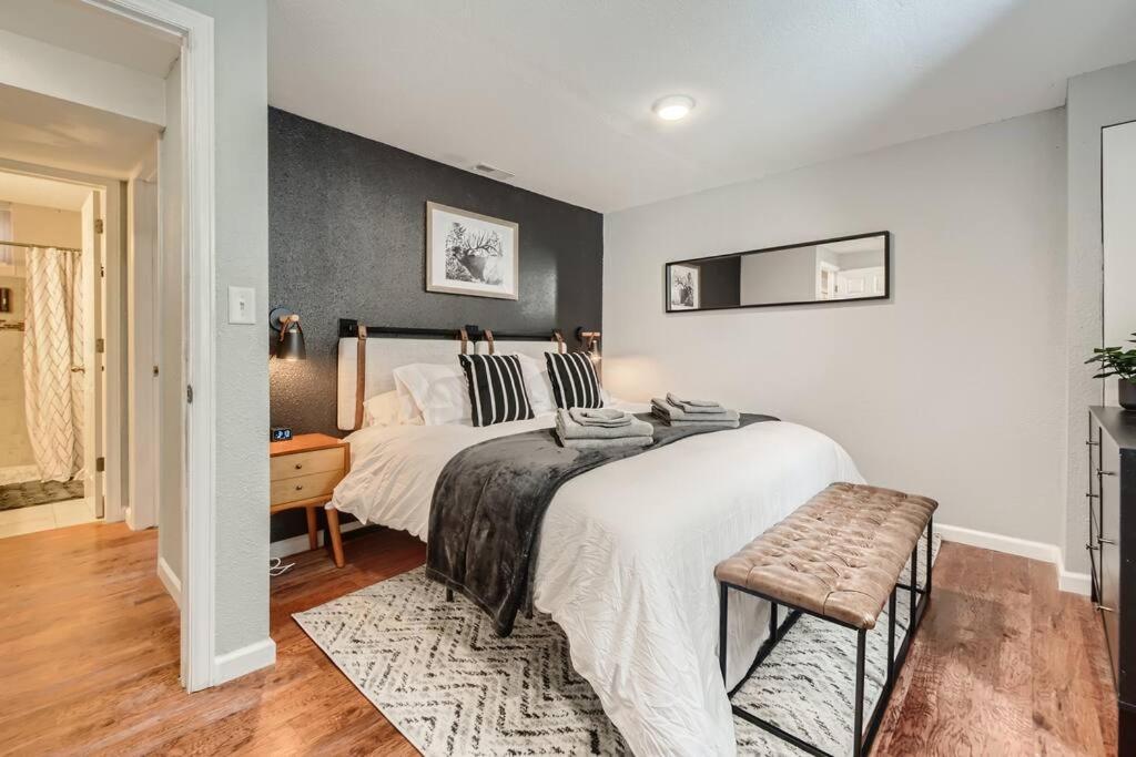 Adorable 2-Bedroom Modern Basement Denver Luaran gambar