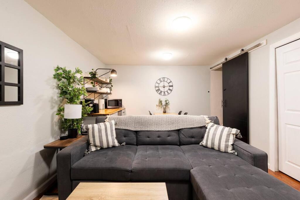 Adorable 2-Bedroom Modern Basement Denver Luaran gambar