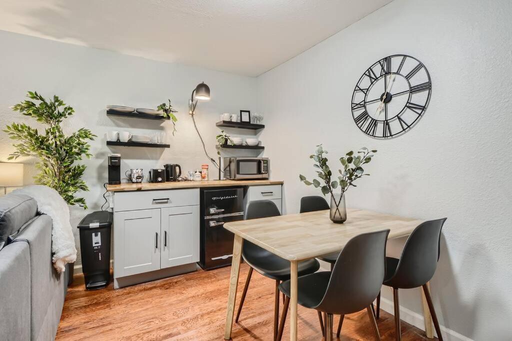 Adorable 2-Bedroom Modern Basement Denver Luaran gambar